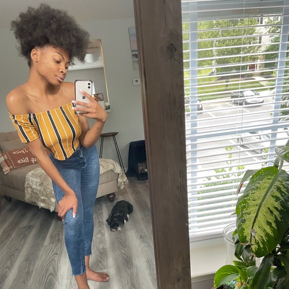 Mellow Yellow Off Shoulder Croptop - Picture 7 of 9